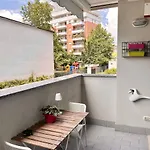 Sulla Metro 3 Gialla Maciachini Milan