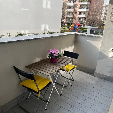 Sulla Metro 3 Gialla Maciachini Milan